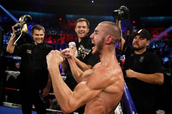 Maxim Dadashev celebra después de derrotar a Antonio DeMarco durante una pelea de peso welter ...