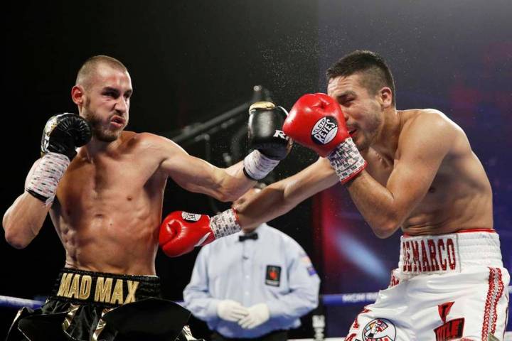 Maxim Dadashev de Rusia, izquierda, golpea a Antonio DeMarco de México durante una pelea de pe ...