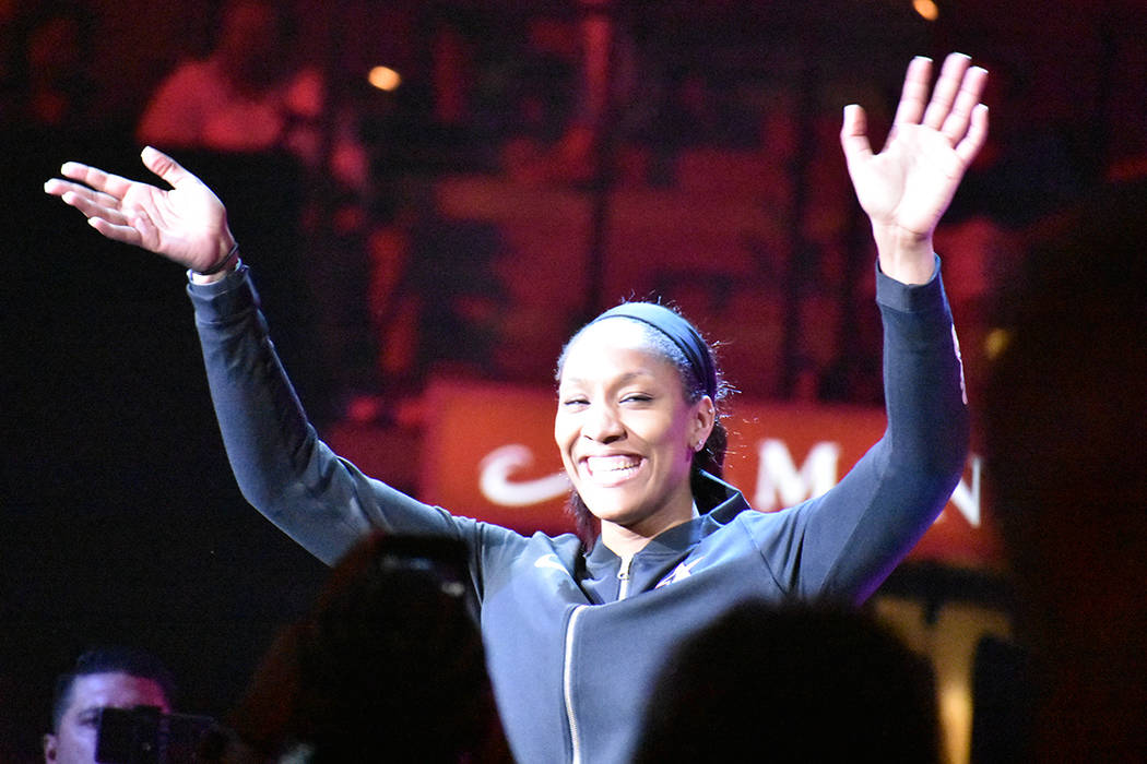 A'ja Wilson saluda a los aficionados en el Juego de Estrellas de la WNBA. Sábado 27 de julio e ...