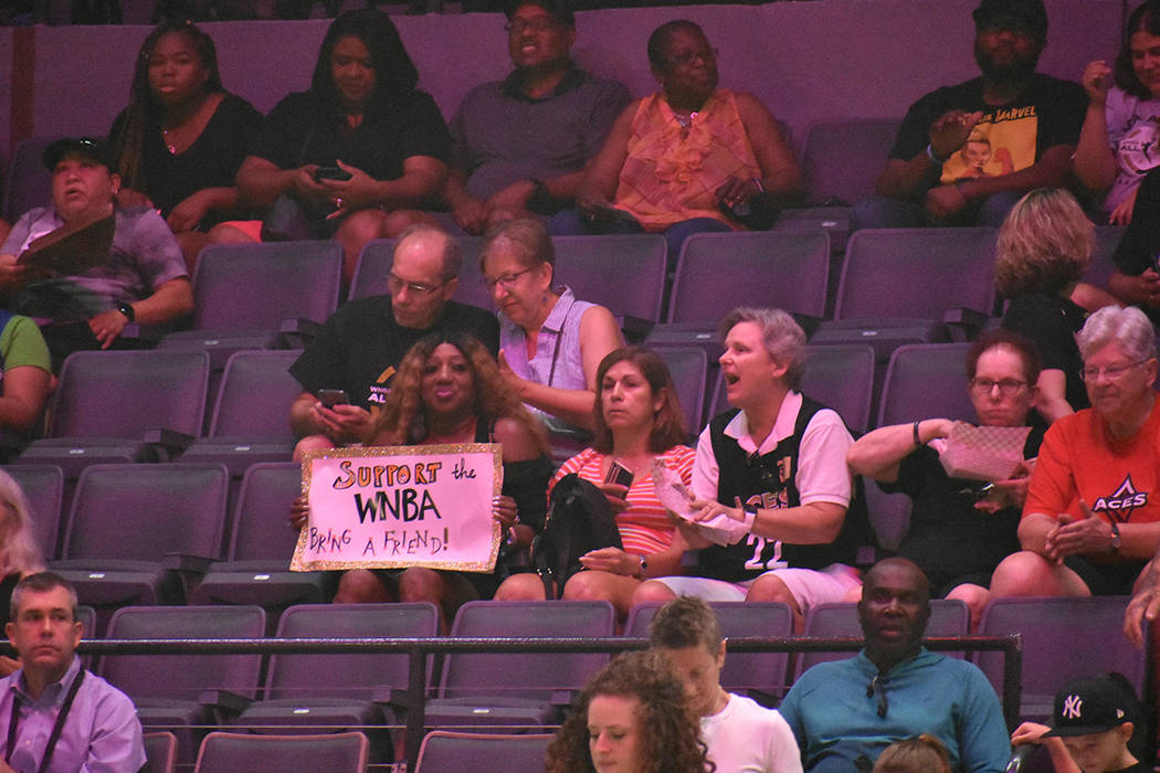 Los aficionados acudieron en gran número a apoyar a las estrellas de la WNBA. Sábado 27 de ju ...