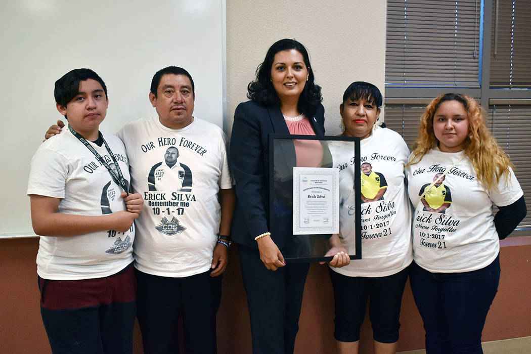La concejal por el Distrito 3, Olivia Díaz, estuvo presente en la entrega de becas a estudiant ...
