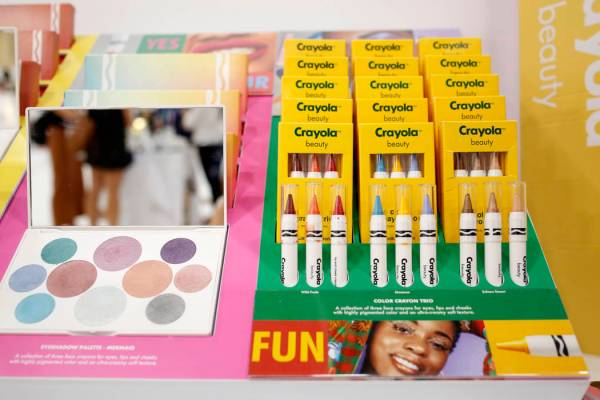 Crayola Beauty muestra sus vibrantes crayones faciales, crayones para labios y mejillas y difer ...