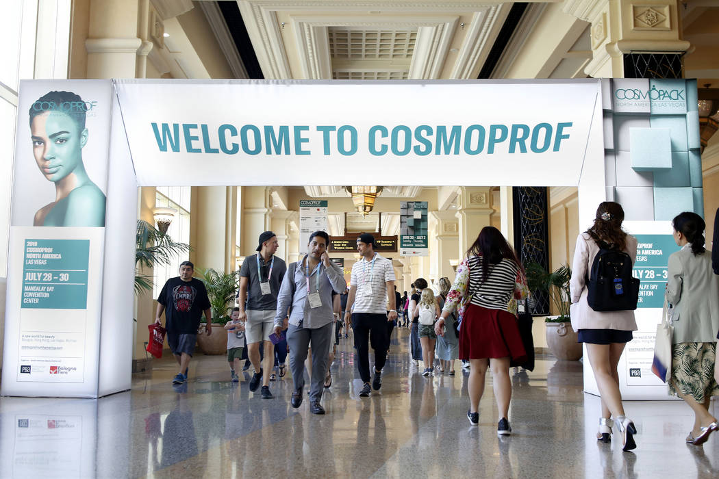 Los vendedores y minoristas de Cosmoprof North America van y vienen de la convención en el Man ...