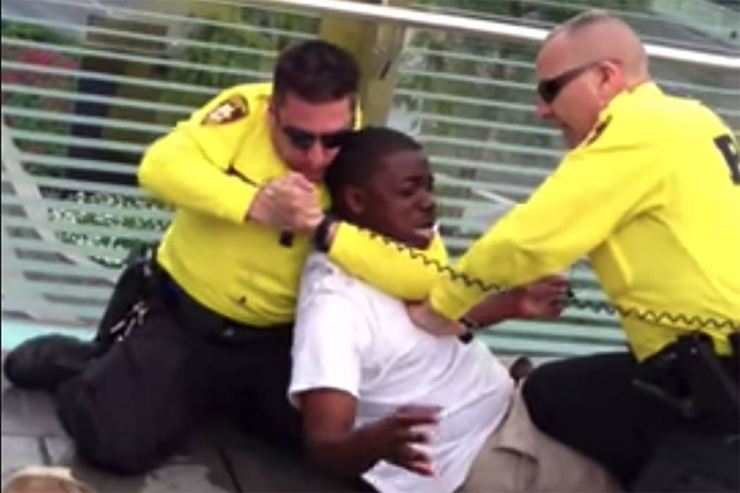 Una captura de pantalla de un video de 2013 muestra a dos policías de Las Vegas deteniendo a u ...