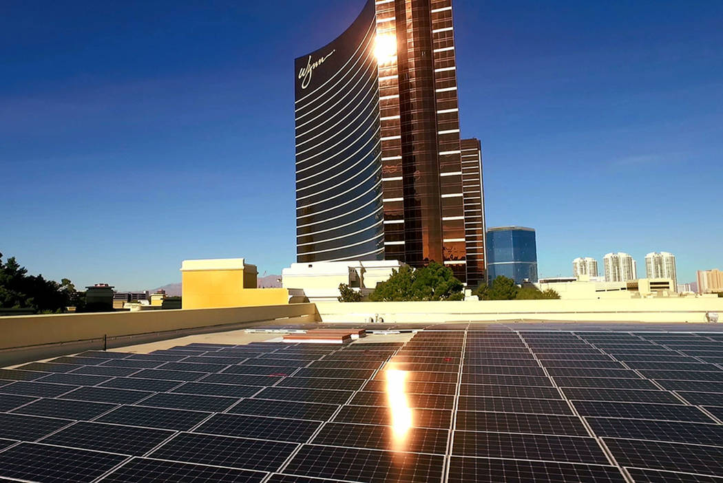 Los paneles solares cubren el techo de Wynn Las Vegas. La matriz recientemente completada puede ...