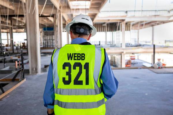 Don Webb, director de operaciones del Las Vegas Stadium Co., realiza un recorrido por el sitio ...