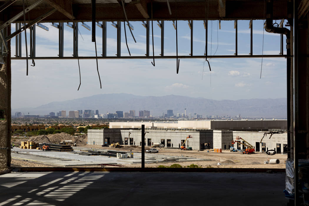 El Strip de Las Vegas se ve durante un recorrido por el sitio de construcción de la sede de lo ...