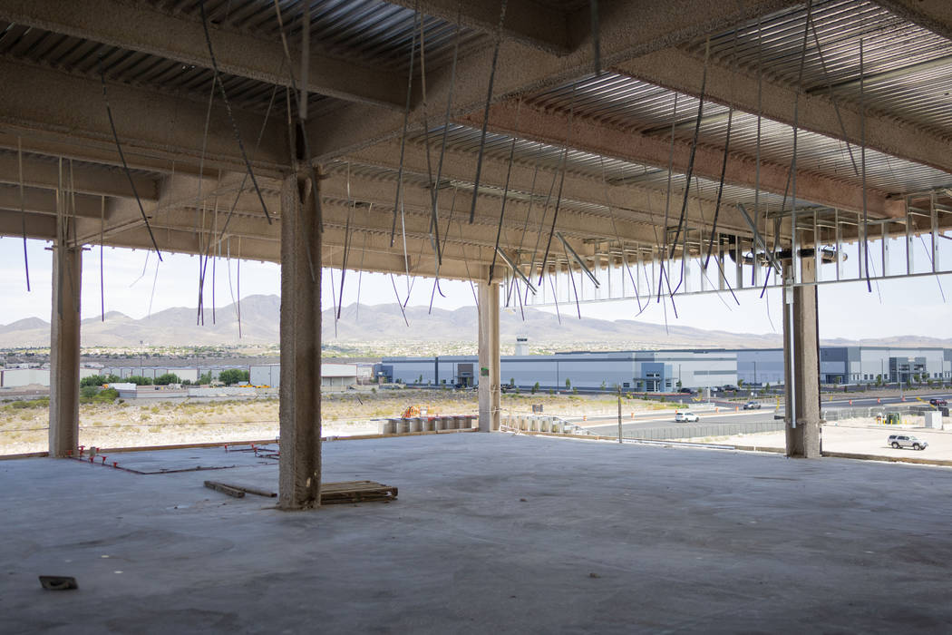 Una vista de las futuras oficinas en el sitio de construcción de la sede de los Raiders en Hen ...