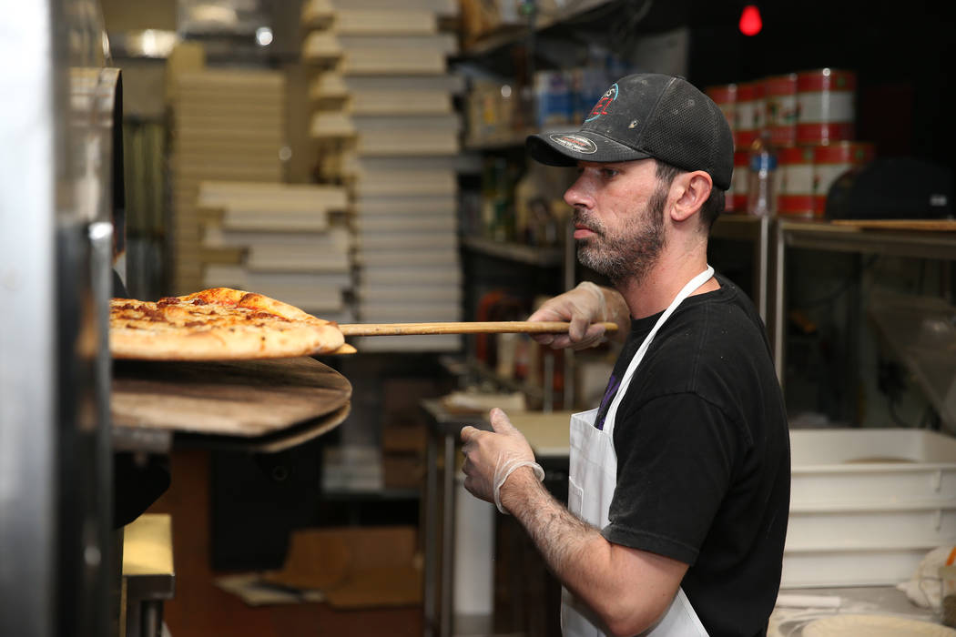 Will Stander prepara una pizza de saltamontes en Evel Pie en Las Vegas, martes 30 de julio de 2 ...