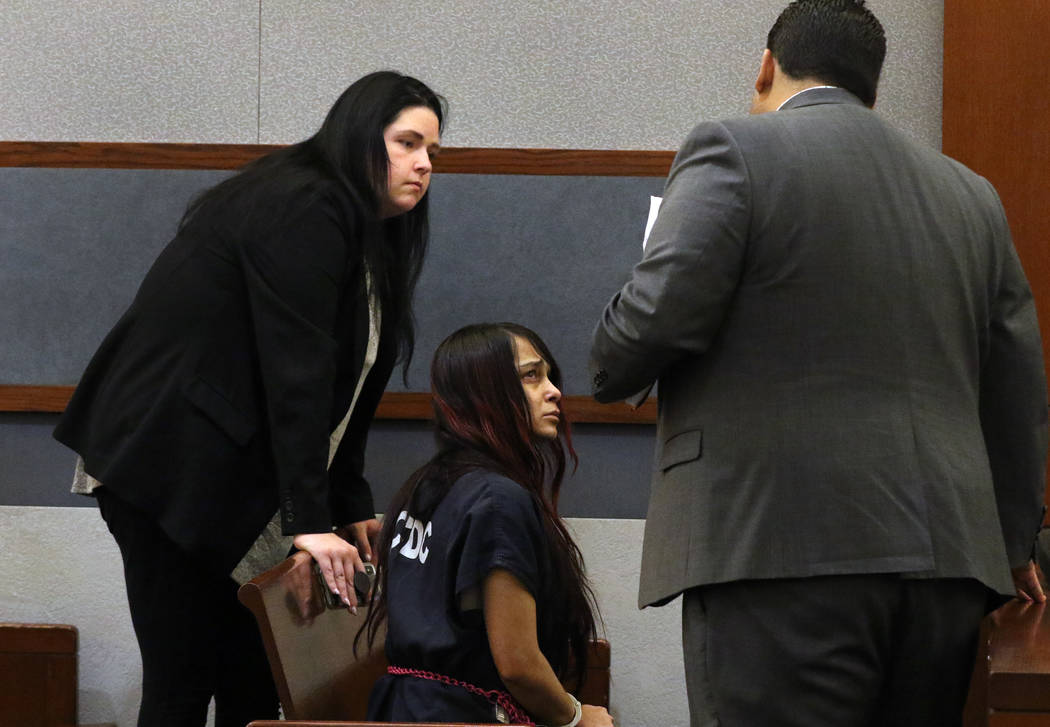 Gigi Mitchell, acusada de traficar a una niña de 11 años, aparece en la corte durante su audi ...
