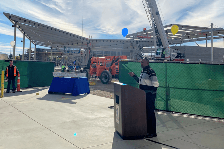 Tyrone Thompson participó en una ceremonia de avance de obra en el nuevo edificio del Student ...