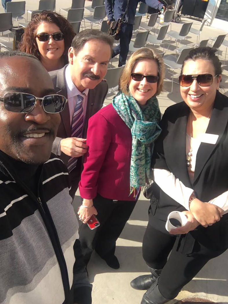 El fallecido legislador se tomó una “selfie” flanqueado por Patty Charlton, vice president ...