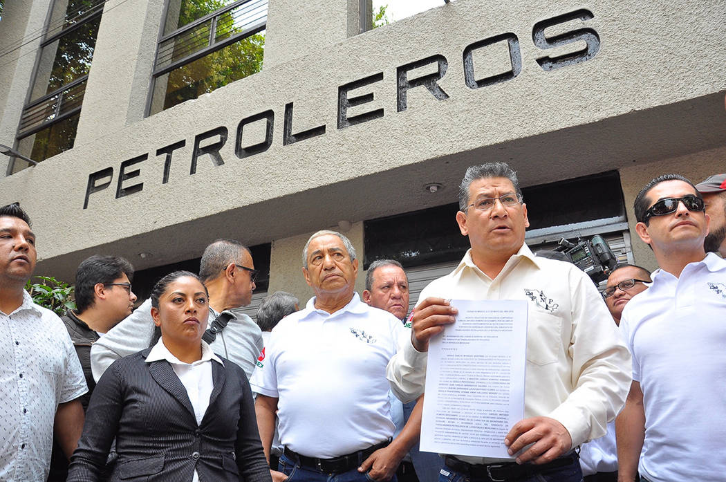 ARCHIVO. México, 27 May 2019 (Notimex-Alejandro Guzmán).- Los trabajadores presentaron un esc ...