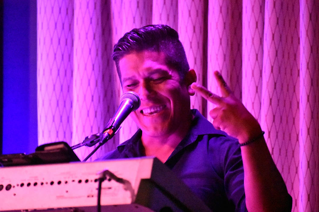 Omar Barajas (tecladista y cantante). Viernes 26 de julio de 2019 en Índigo Lounge en el casin ...