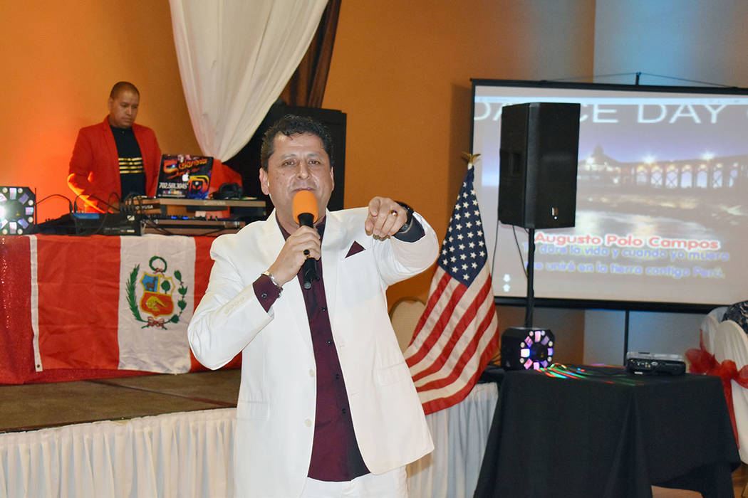 Leo Vargas cantó en la celebración de la independencia del Perú en Las Vegas. Domingo 28 de ...