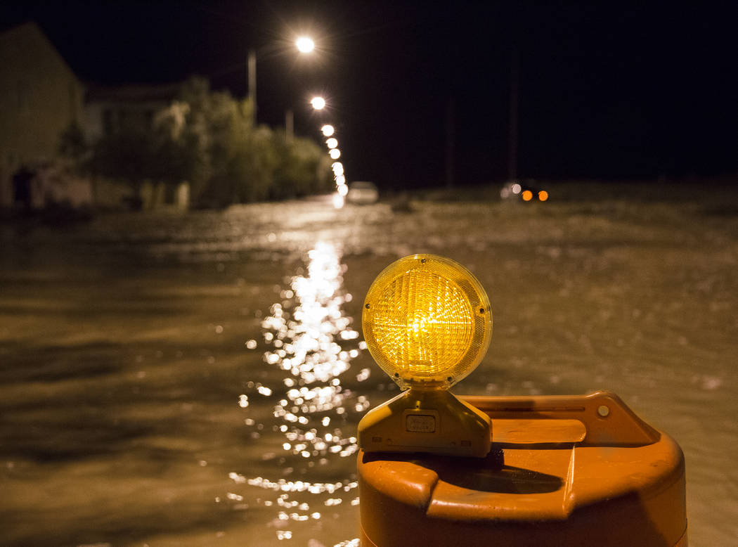 Cerca de tres pies de aguas de inundación llenan la intersección de West Fitzwilliam Avenue c ...