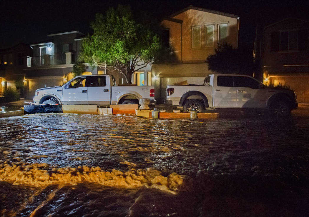 Los residentes del valle del sudoeste intentan redirigir las aguas de inundación con sus camio ...