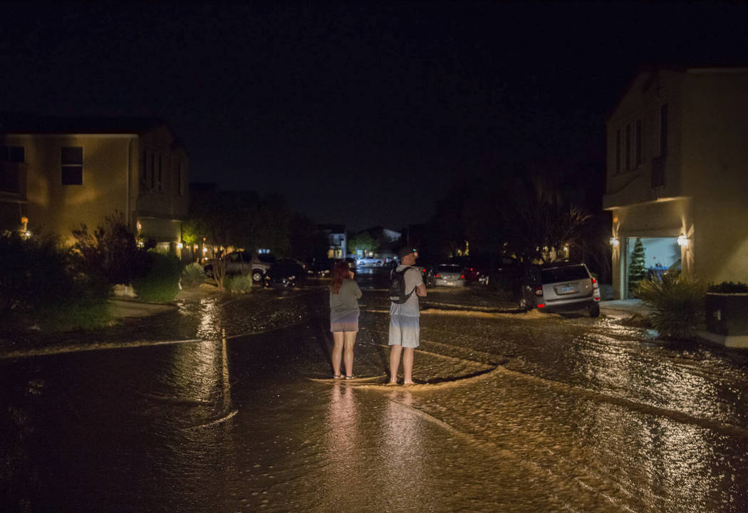 Los residentes del valle del sudoeste observan las aguas de las inundaciones pasar cerca de sus ...