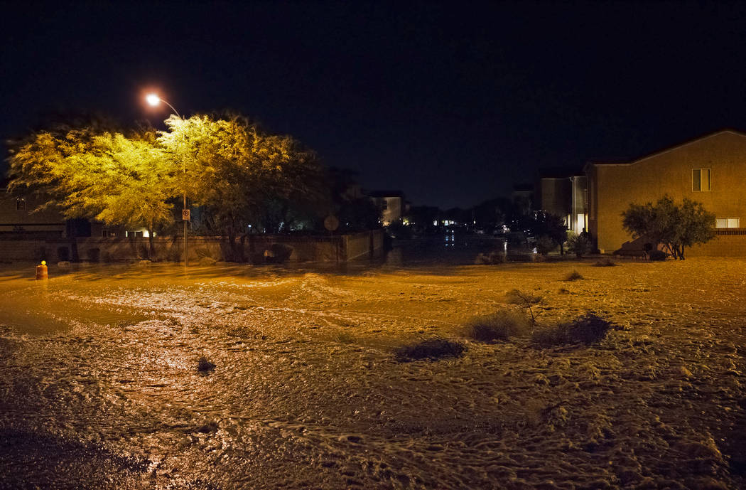 Casi tres pies de aguas de inundación llenan la intersección de West Fitzwilliam Avenue y Sou ...