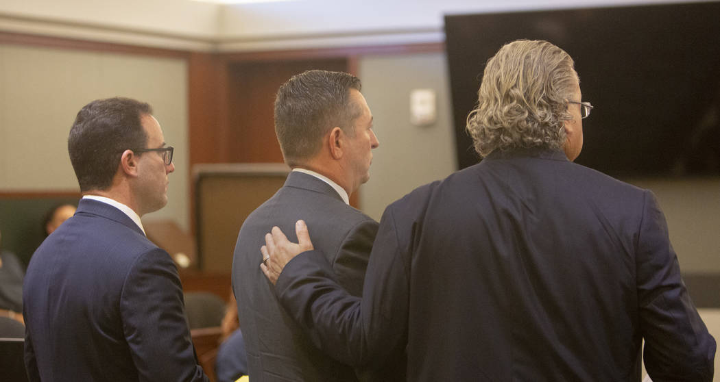 Scott Gragson, centro, durante su audiencia con sus abogados Richard Schonfeld, a la izquierda, ...