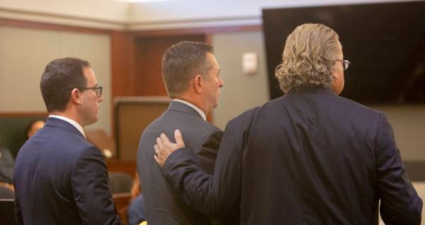 Scott Gragson, centro, durante su audiencia con sus abogados Richard Schonfeld, a la izquierda, ...