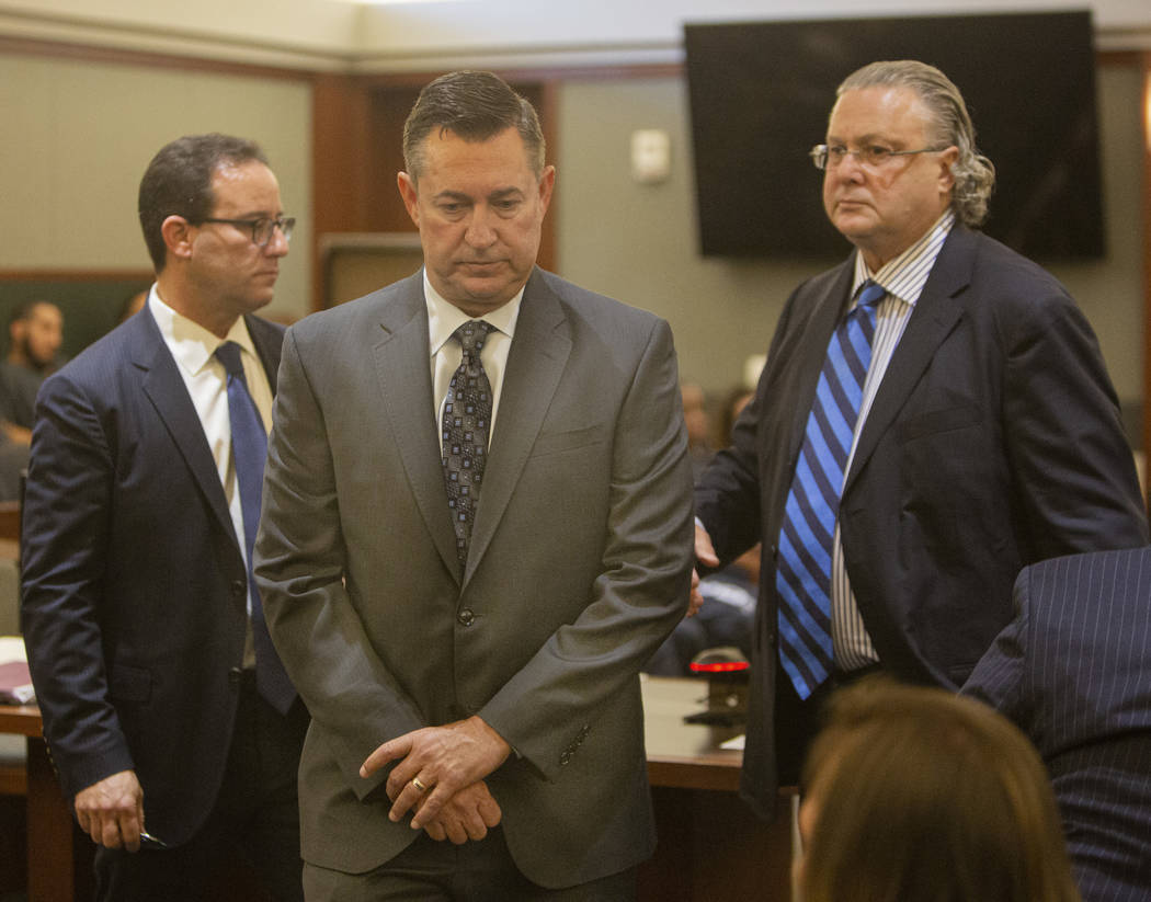 Scott Gragson, centro, sale de la corte después de su audiencia con sus abogados Richard Schon ...