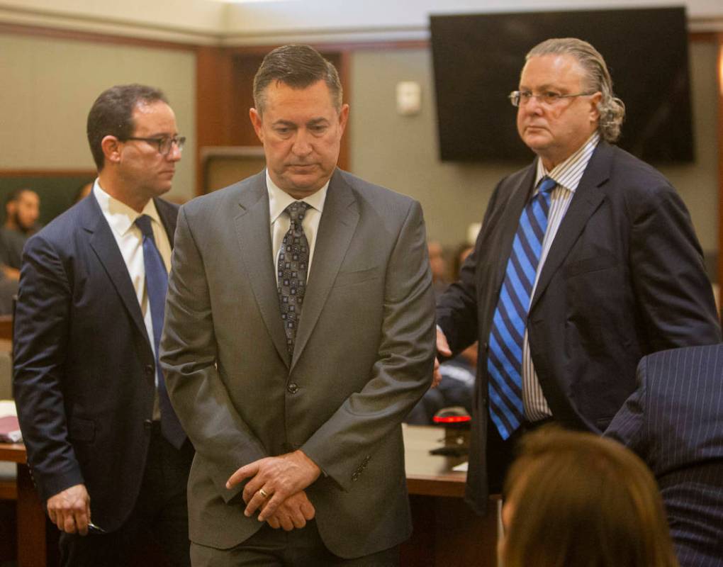 Scott Gragson, centro, sale de la corte después de su audiencia con sus abogados Richard Schon ...