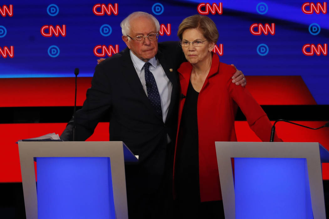 El senador Bernie Sanders y la senadora Elizabeth Warren, se abrazan después del primero de lo ...