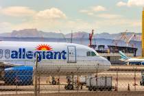 Un avión de Allegiant Air con sede en Las Vegas se asienta en la pista del Aeropuerto Internac ...