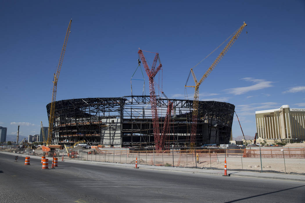 El último truss de dosel de acero se levanta en el sitio de construcción del estadio Raiders ...