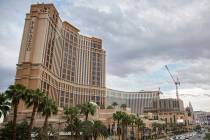 Los autos pasan por el Palazzo en el Strip el jueves, 9 de mayo de 2019 en Las Vegas. (Benjamin ...