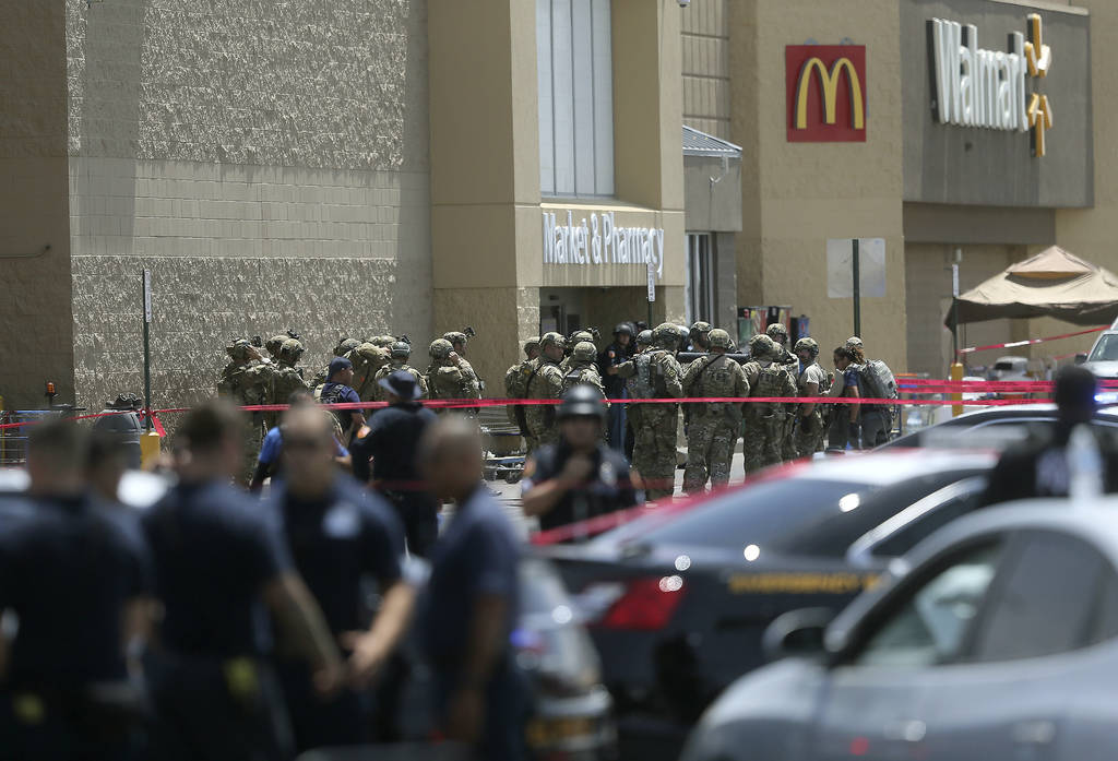 Varias agencias policiales responden a un tirador activo el sábado, 3 de agosto de 2019 en un ...