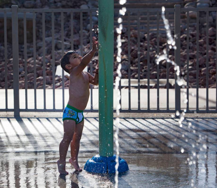 Diego Hernández, de 2 años, juega en el parque acuático en Lorenzi Park en Las Vegas, el dom ...