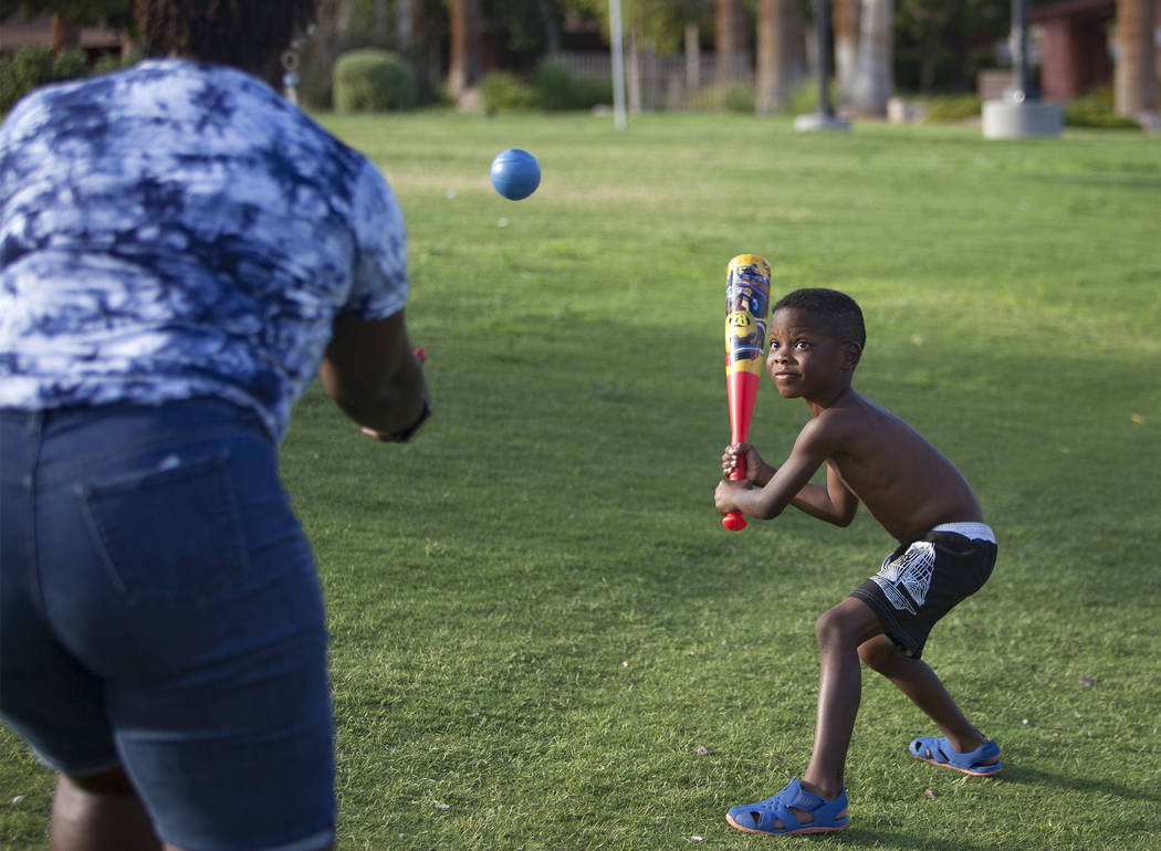 Maureen Edwards arroja una pelota a su nieto Xavier Love, de 6 años, en Lorenzi Park en Las Ve ...