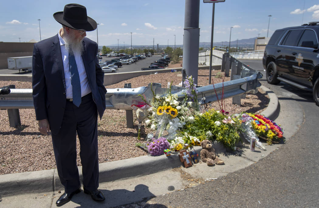 El rabino Yisrael Greenberg mira un monumento improvisado mientras rinde homenaje a las víctim ...