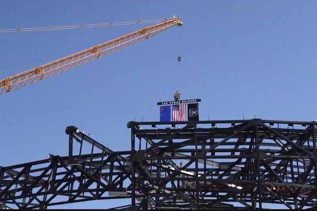 La viga se eleva sobre el estadio de los Raiders en Las Vegas, ahora llamado Allegiant Stadium, ...