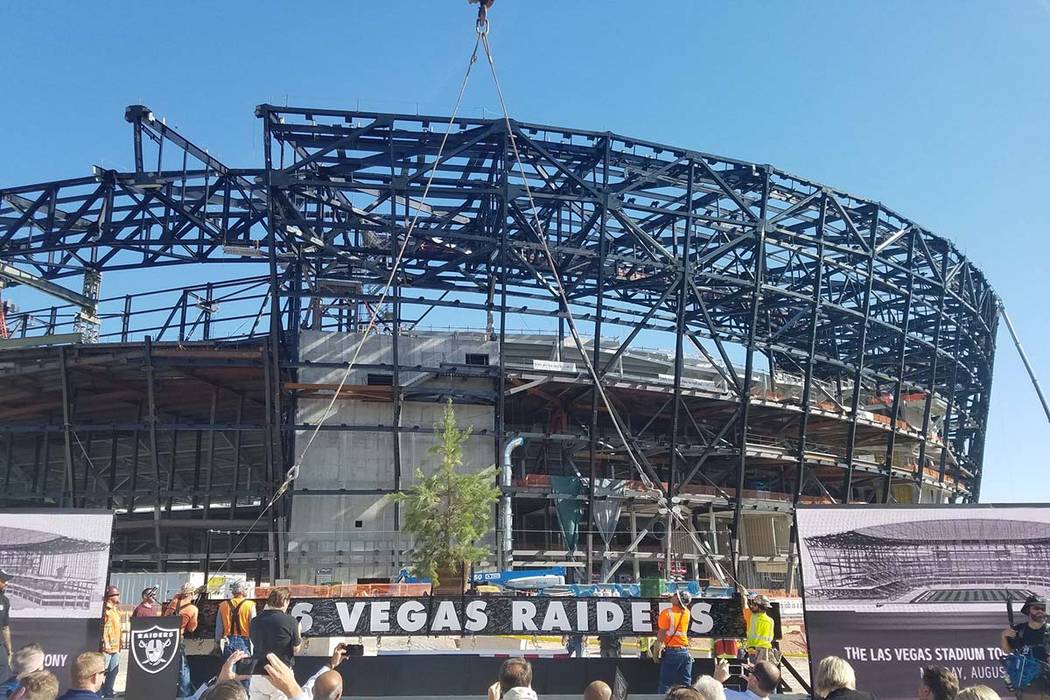 Los trabajadores se preparan para izar la viga en la ceremonia del estadio de Las Vegas el lune ...