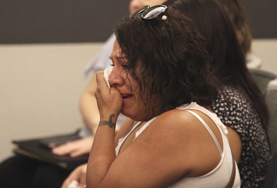 María Samano, madre de la víctima Diana Hernández, llora en el Centro de Justicia Regional e ...