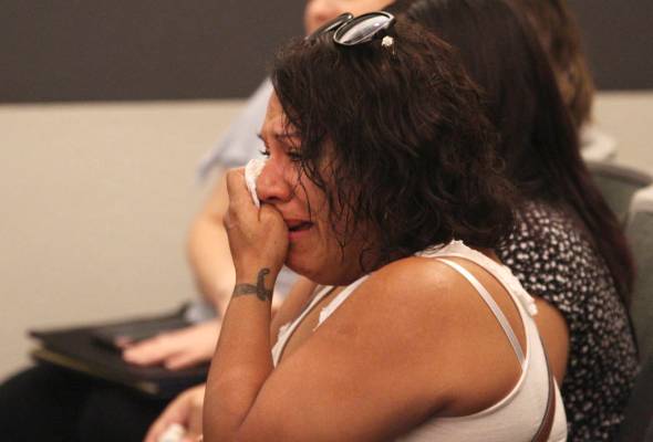 María Samano, madre de la víctima Diana Hernández, llora en el Centro de Justicia Regional e ...