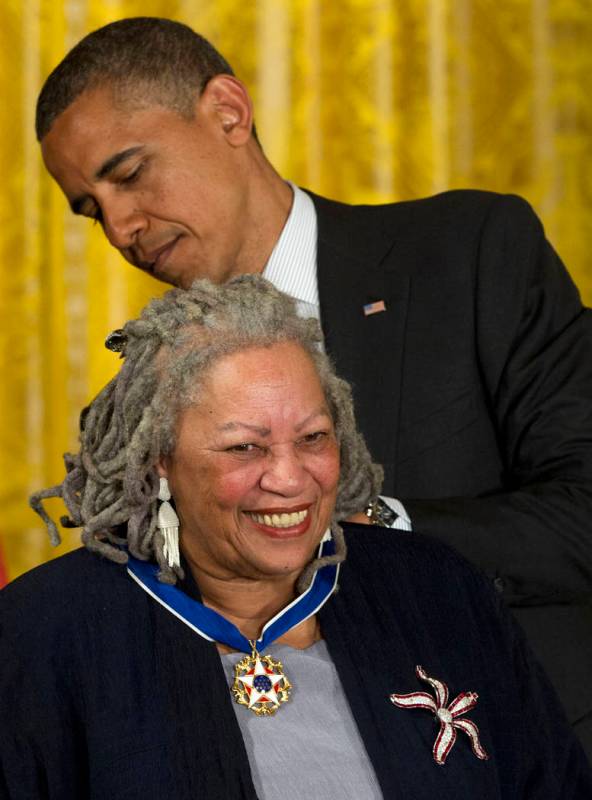 El presidente Barack Obama premia a la autora Toni Morrison con una Medalla de la Libertad dura ...