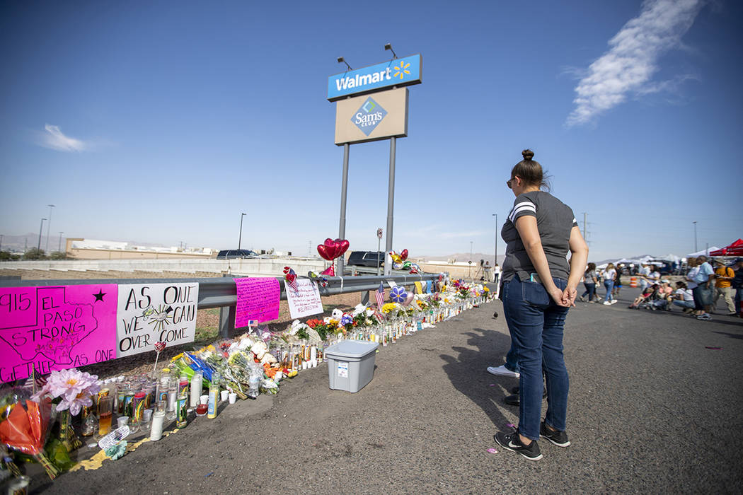 El Paso, Texas, 5 Ago 2019 (Notimex-Xinhua/Wang Ying).- Una Mujer Observa el memorial colocado ...