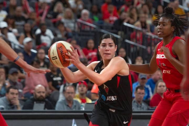 La guardia de Las Vegas Aces, Kelsey Plum (10), lleva la pelota al aro para un tiro contra la g ...