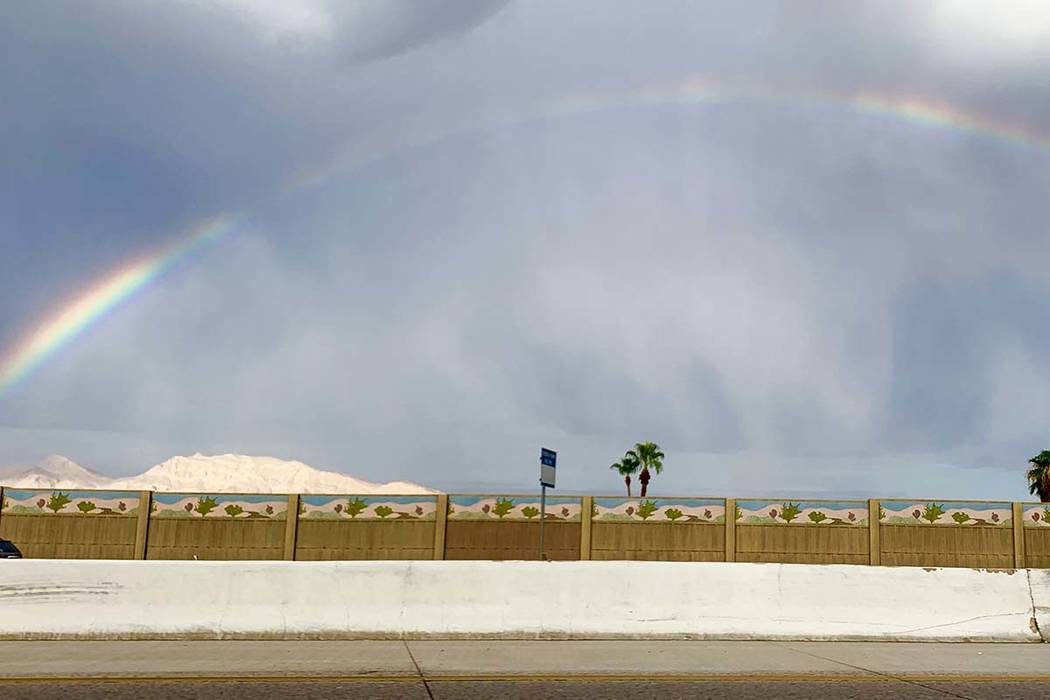 Un arcoíris visto desde la autopista US 95 en Henderson el martes, 6 de agosto de 2019 (Mat Lu ...