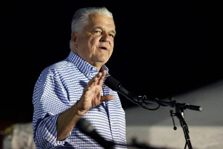 El gobernador electo de Nevada, Steve Sisolak, habla durante un mitin el 2 de noviembre de 2018 ...