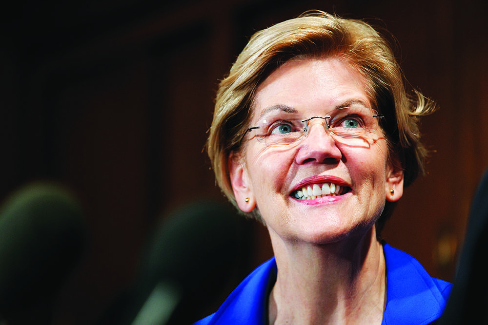 La senadora Elizabeth Warren, demócrata por Massachusetts, escucha al representante Jim Clybur ...
