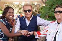 Siegfried y Roy se reúnen con Deborah Roberts de "Good Morning America" en el Jardín Secreto ...