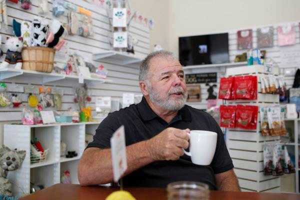 El voluntario Carl Fruge, toma una taza de té en el Rescued Treasures Cat Cafe el martes, 6 de ...