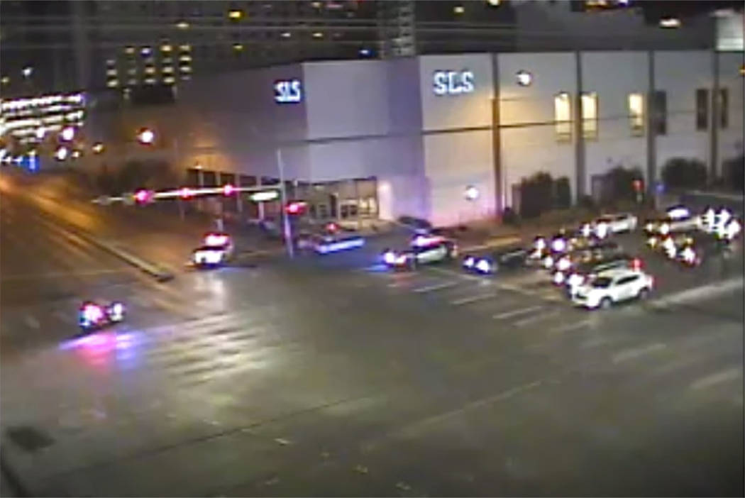 Los oficiales de policía de Las Vegas responden después de un tiroteo con agentes involucrado ...