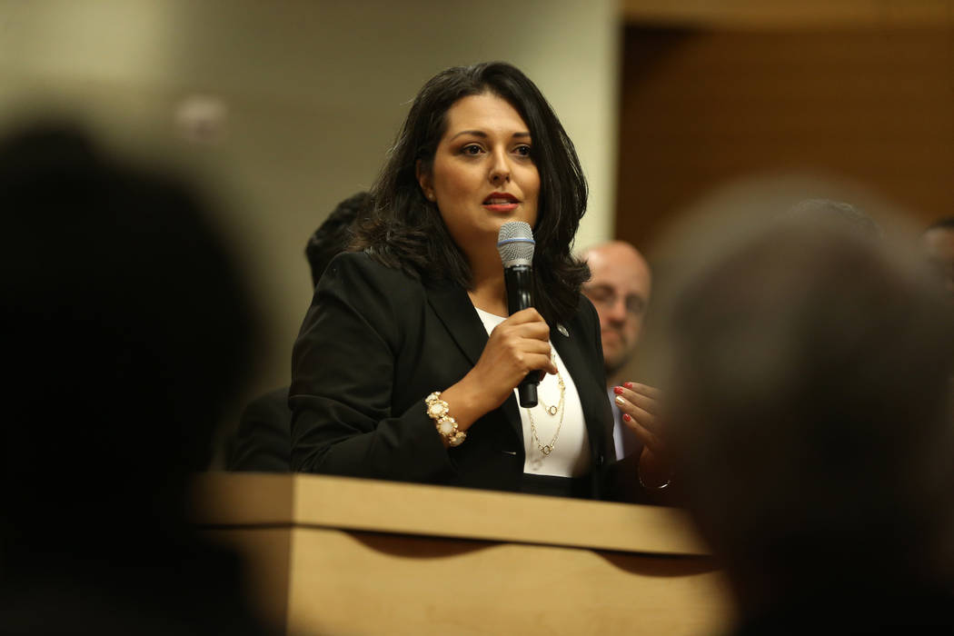 La concejala Olivia Díaz da un discurso después de asumir su nuevo cargo en el Ayuntamiento d ...