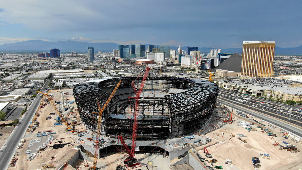 Vista aérea del Estadio de los Raiders de Las Vegas en construcción el jueves, 25 de julio de ...